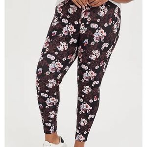 Torrid black skull floral pixie pants size 3X